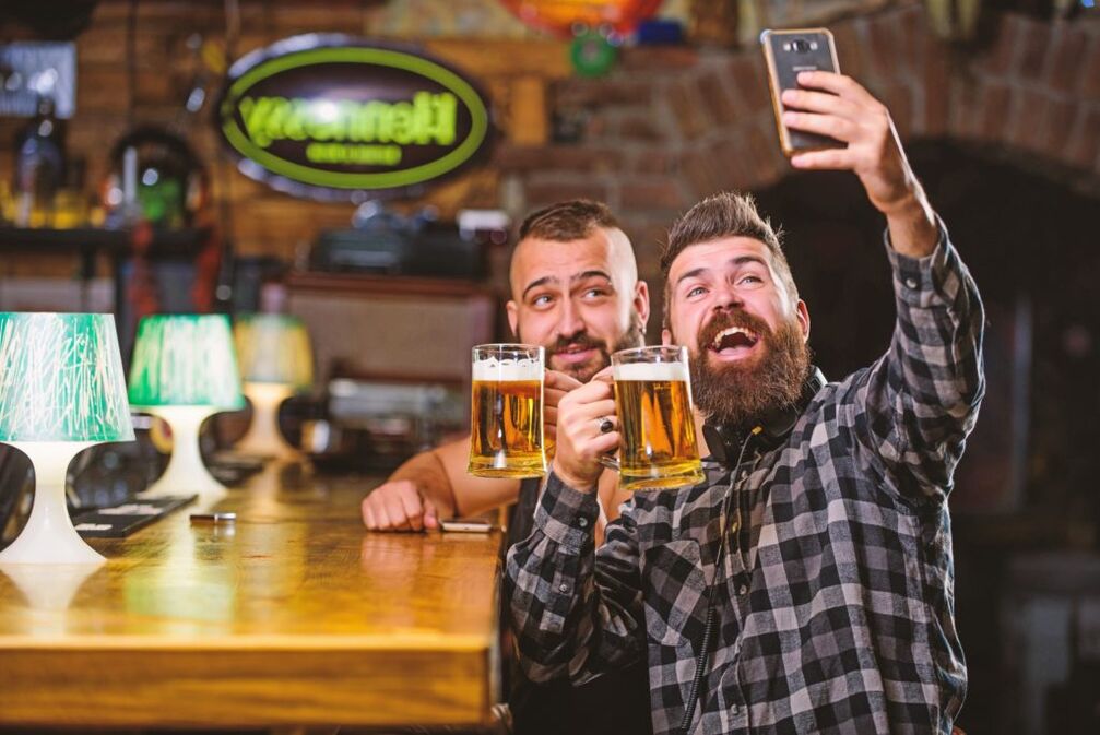 Männer trinken Bier, wie man aufhört