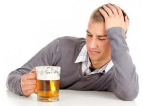 Mann, der Bier trinkt, wie man aufhört