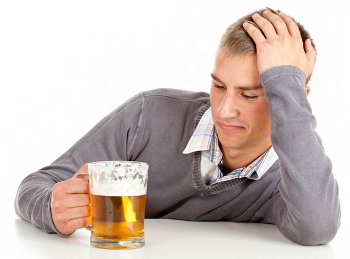 Ein Mann trinkt Bier, wie man aufhört