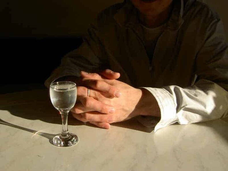 Wenn man jeden Tag selbst kleine Dosen starken Alkohols trinkt, entwickelt man eine Alkoholabhängigkeit