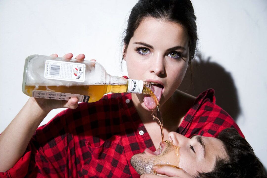 Mädchen übergießt Mann vor dem Sex mit Alkohol