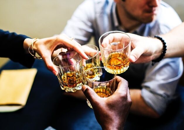 Alkohol in einem großen Unternehmen trinken