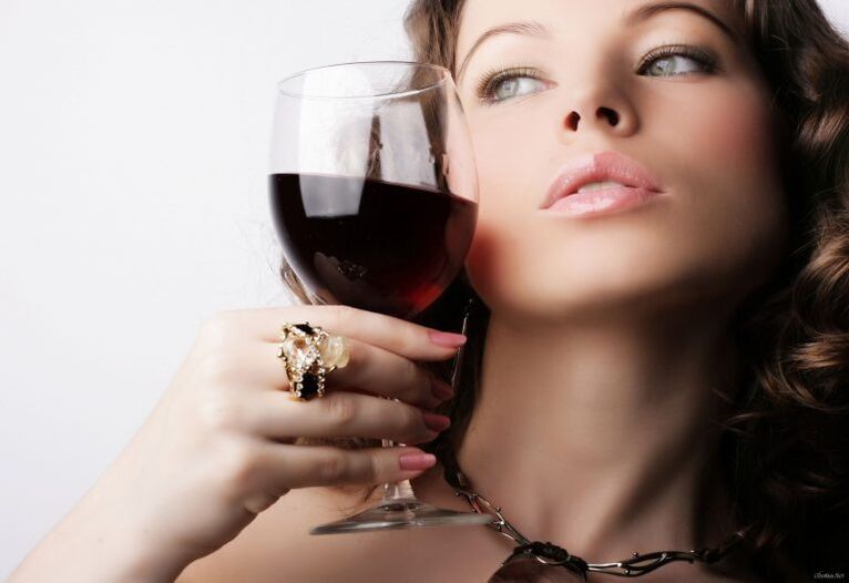 Eine reiche Frau ist auch anfällig für Alkoholismus