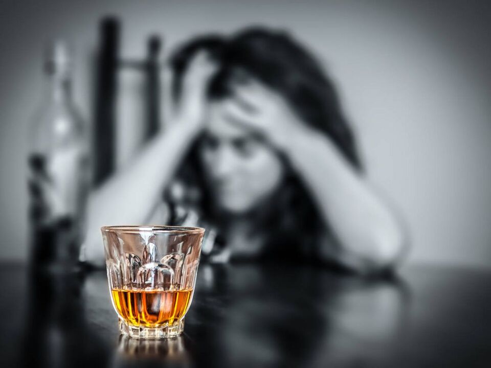 Ständiger Stress treibt eine Frau dazu, Alkohol zu trinken
