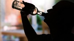 die ersten Anzeichen und Symptome von Alkoholismus